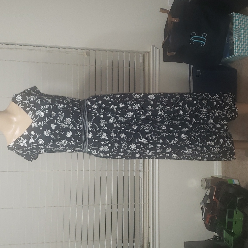 NWOT Loft 26 dark floral vneck cutout back self tie ruffle sleeve butter soft